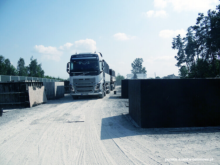 Transport szamb betonowych  w Chodzieży